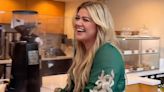 Kelly Clarkson's Surprise Serenade! Singer Shocks L.A. Shoppers with 2 A Cappella Flash Mobs — Watch!