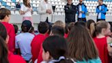 La atleta onubense María Forero comparte un tarde de entrenamiento con niños en el Estadio Iberoamericano