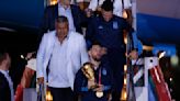 Gremialistas, militantes y funcionarios: así fue el tour político y religioso del “Chiqui” Tapia con la Copa del Mundo