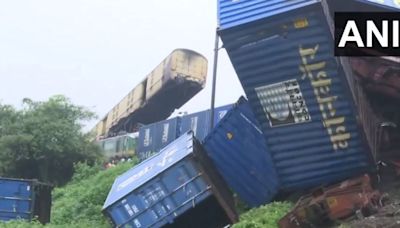 West Bengal Train Tragedy: Sealdah Eastern Railway Sets Up Control Desks At Several Stations; Check For Helpline Numbers...