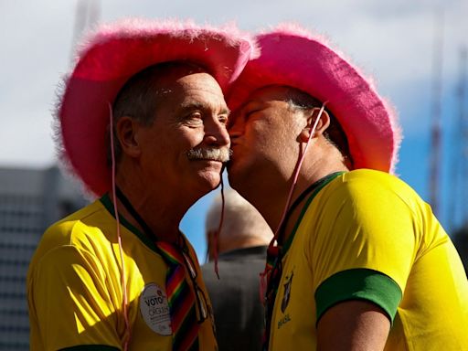 Parada LGBTQIA+ veste São Paulo de verde e amarelo; veja fotos