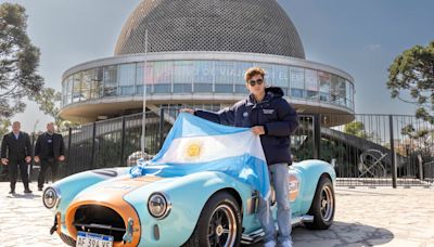 Colapinto voló por las calles de Buenos Aires arriba de un auto histórico