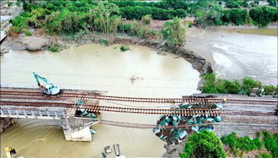 高雄3個里500人受困 交長：3天內搶通／台鐵八掌溪橋路基掏空 8月2日搶通單線雙向、3日恢復雙線