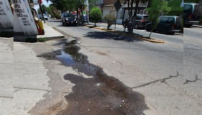 Reportan fuga de agua en el bulevar Hombres Ilustres y calle Lázaro Cárdenas