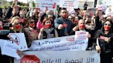 Condenan a dos periodistas por críticas en Túnez