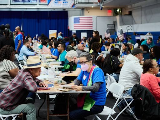 Más de 300 portadores de ‘Green Card’ reciben ayuda en jornada de ciudadanía en NYC - El Diario NY