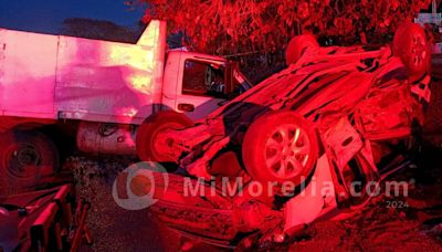 Mujer muere en choque de taxi contra camioneta en Lázaro Cárdenas