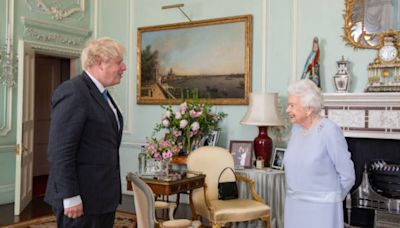 Boris Johnson revela en sus memorias la "verdadera" causa por la que murió la reina Isabel II | Sociedad | Cadena SER