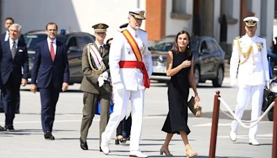 La reina Letizia deslumbra en la Escuela Naval de Marín: un ‘look’ rompedor con complementos de armario