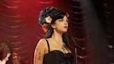 De las drogas al origen del peinado icónico: qué es real y qué es falso en la biopic de Amy Winehouse - La Tercera