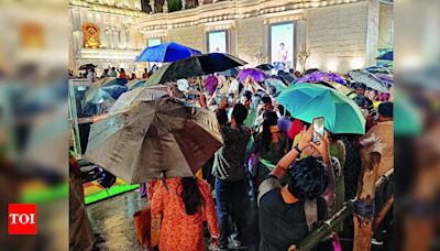 Kolkata Office Goers Brave Rain to Explore Festive Pandal Openings | Kolkata News - Times of India