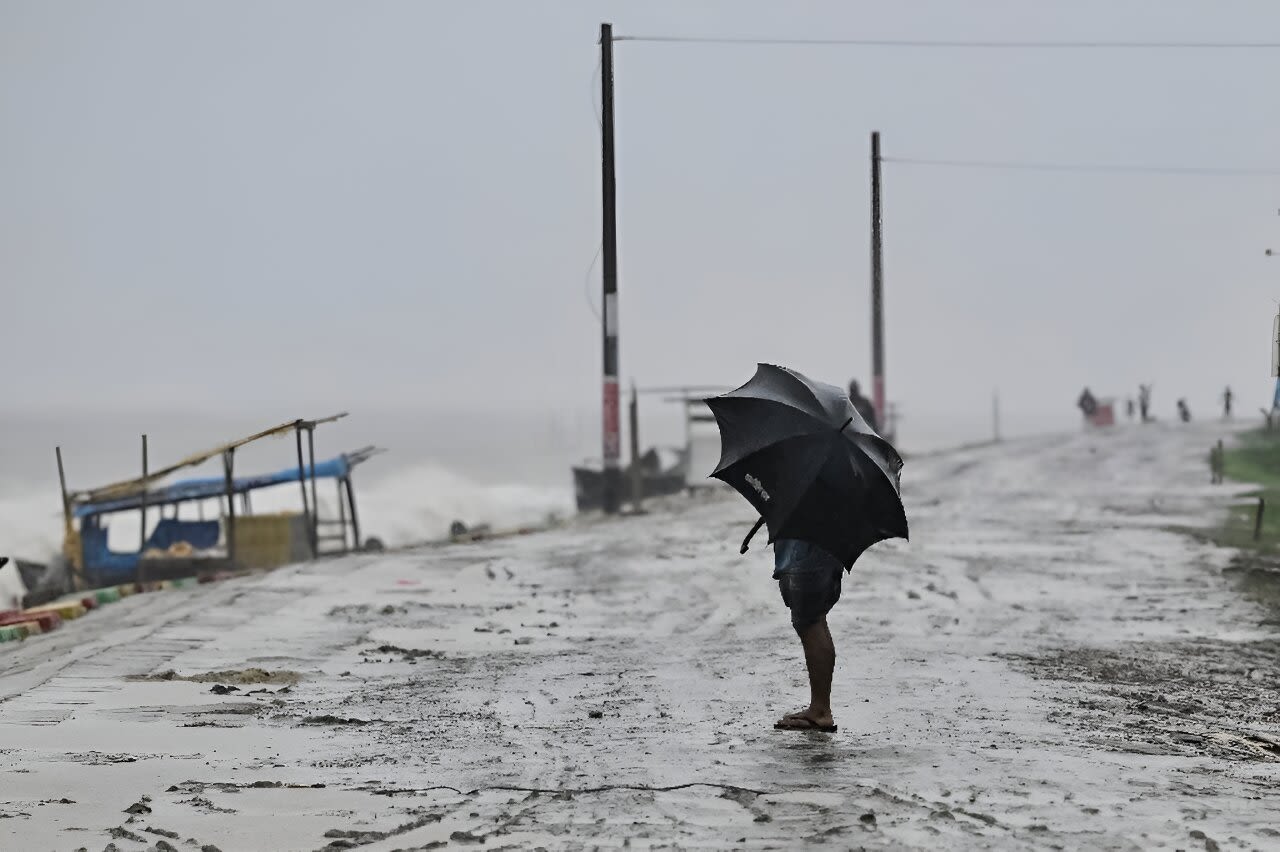 Cyclone hits Bangladesh as nearly a million flee inland for shelter