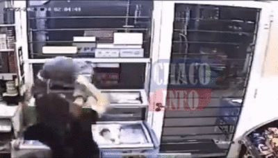 Vídeo: Funcionária de quiosque, lutadora de kickboxing surpreende ladrão e impede assalto na Argentina