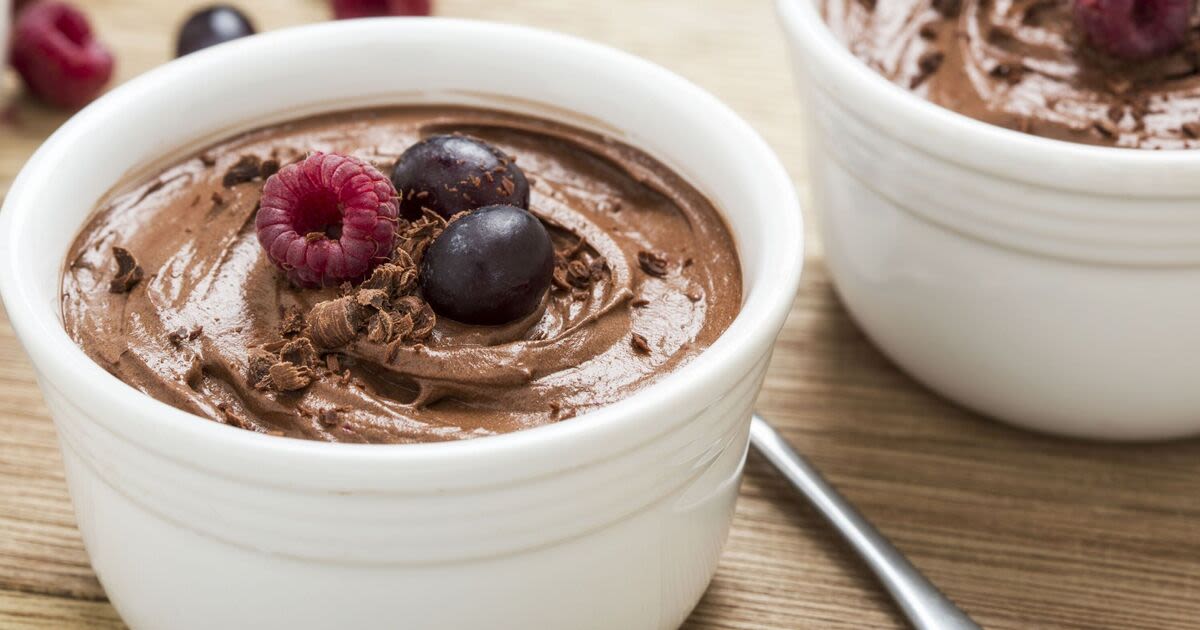 Make chocolate mousse with 4 ingredients - no cream or sugar