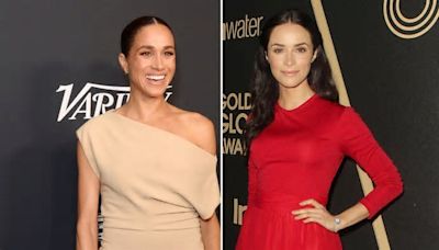 Herzogin Meghan (li.) und Abigail Spencer standen für die Anwaltsserie "Suits" gemeinsam vor der Kamera. (eee/spot)