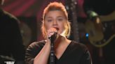 Kelly Clarkson Performs Emotionally Charged Cover of Taylor Swift's 'Clean' for Kellyoke — Watch!