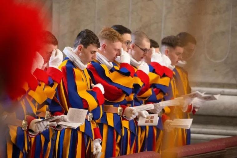 Pope Francis Welcomes Vatican’s New Swiss Guard Recruits