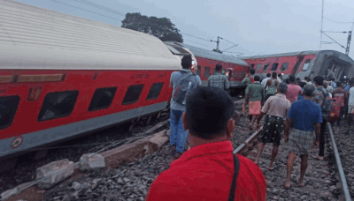 2 killed, several injured after 18 coaches of Mumbai-Howrah Mail derail in Jharkhand | India News - Times of India