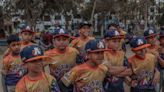 El béisbol, un segundo hogar para los niños venezolanos en Perú