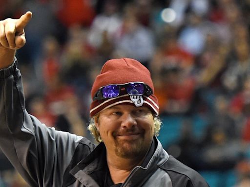 Toby Keith Fans Are Emotional After His Daughter Accepts Honorary Degree on His Behalf