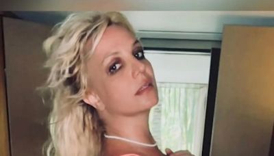 Britney Spears left without eyelashes and eyebrows after fireplace exploded in her face