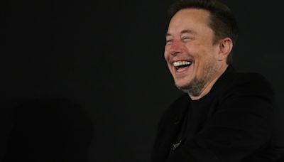 Elon Musk: Tesla will begin using humanoid robots next year