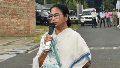 Bengal chief minister Mamata Banerjee helps end film shooting impasse