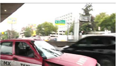 Taxi abandonado en carriles centrales de Periférico provoca caos vial