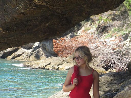 Sabrina Carpenter’s Makeup-Free Vacation Look Is So Please, Please, Pleasing