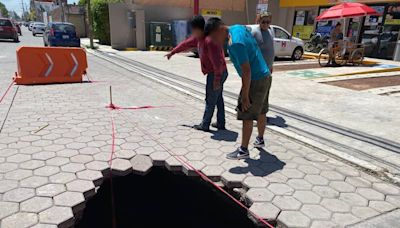 Socavón de dos metros causa asombro en San Andrés Cholula