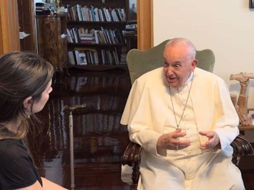 Anita Fernández, víctima de la dictadura militar en Argentina, visitó al papa Francisco y recibió un mensaje sobre su abuela