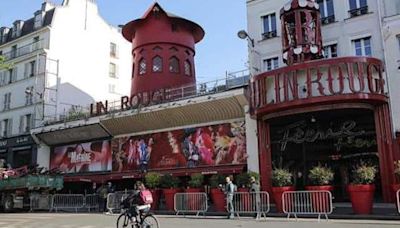 Se derrumban aspas del Moulin Rouge