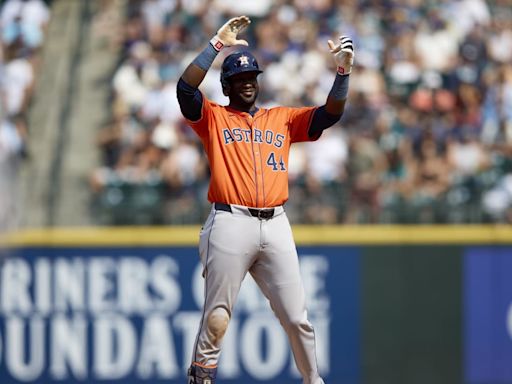 Mariners Fan Graciously Gives Yordan Alvarez the Home Run Ball From His Cycle Game