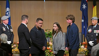 Familiares de víctimas de vuelo MH17 derribado en Ucrania conmemoran 10mo aniversario de la tragedia