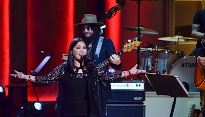 ¡Ana Gabriel ya está en Colombia! Ante la expectativa por su salud, la artista logró viaja