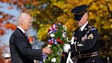 Joe Biden rinde honor a los veteranos, la "columna de acero" de Estados Unidos