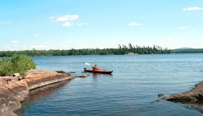 Hallan muerto en un lago de Minnesota a excursionista que viajaba solo de campamento - La Opinión