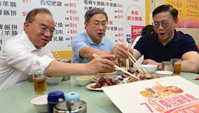 過千間食肆提供七一優惠 3名司局長到鵝頸熟食中心嘆地道美食