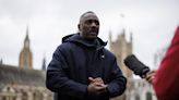 Idris Elba aboga por escuchar a los jóvenes y no imponer cárcel por portar armas blancas