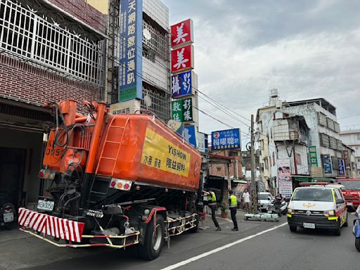 影／驚險一幕 彰化飼料車失控撞民宅