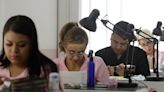 La academia que transforma a colombianas en "manicuristas con propósito"