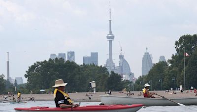 Toronto, surrounding regions under heat warning until Tuesday, Environment Canada says