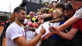 Djokovic recibe atención médica tras ser golpeado por una botella en la cabeza