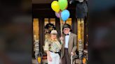 Abuelos se disfrazan de personajes de UP en Halloween