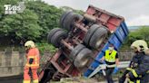 快訊／疑不熟路況！新北曳引車倒栽蔥摔進排水溝 駕駛骨折