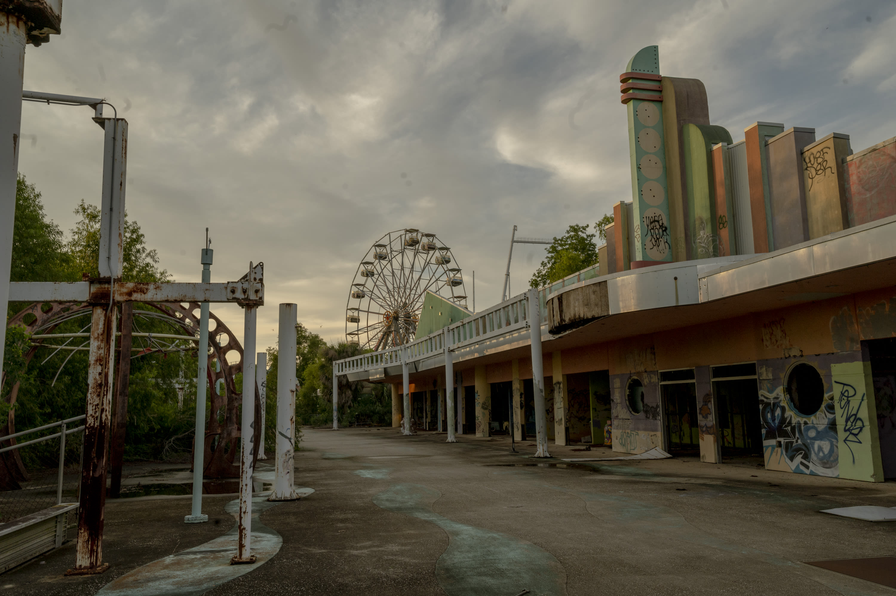 Column | This abandoned Six Flags is a haunting monument to Hurricane Katrina