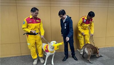 影／搜救犬羅傑又搗蛋！拍照不給陳其邁面子 猛咬玩具萌樣笑翻眾人 - 生活