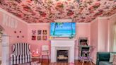 Airbnb en venta podría ser la casa ‘más floridana’ de la historia. Es rosada por dentro con flamencos