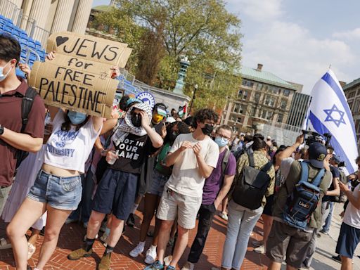 Estudiantes de la Universidad de Columbia ocupan un edificio al iniciarse las suspensiones