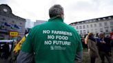 La UE se ve obligada a aplacar la ira de los agricultores que protestan en toda Europa